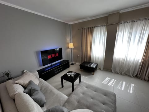 TV and multimedia, Living room, Decorative detail, Seating area, Evening entertainment, Entertainment, Family, air conditioner