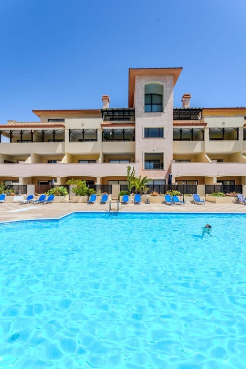 Property building, Day, Swimming pool, sunbed