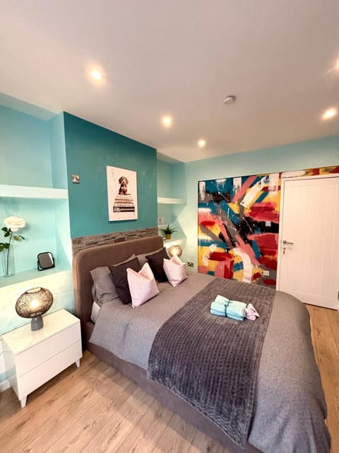 Modern Art House - serviced accomodation Vacation rental in Liverpool