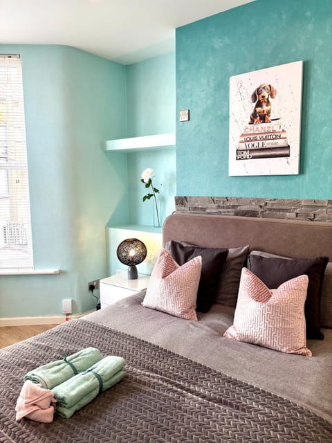 Modern Art House - serviced accomodation Vacation rental in Liverpool