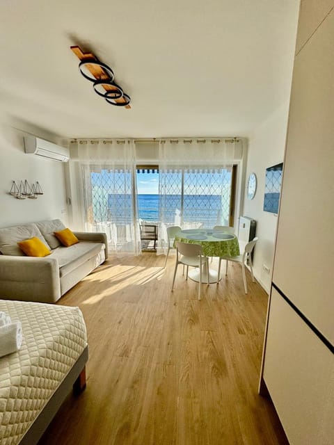 Bed, Living room, Photo of the whole room, Seating area, Dining area, Bedroom