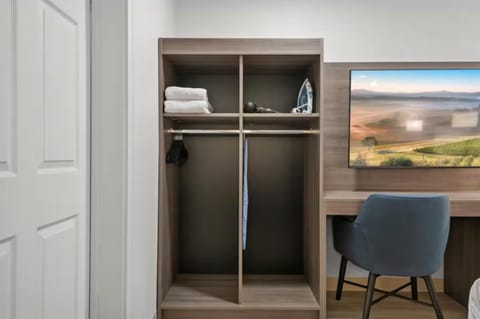 hair dresser, wardrobe