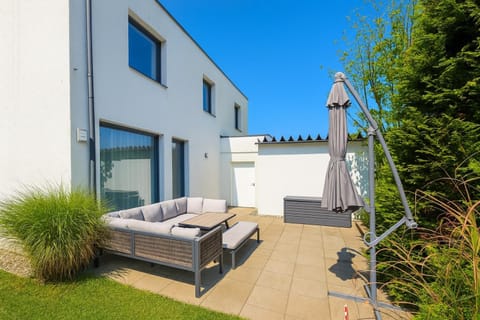 Property building, Patio, Day, Garden, Balcony/Terrace