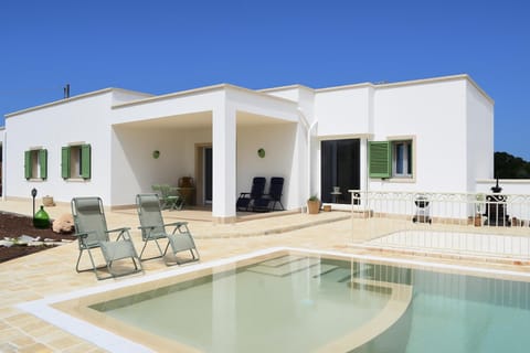 Property building, Facade/entrance, Balcony/Terrace, Swimming pool, Sunrise, sunbed
