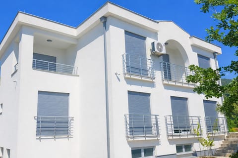 Property building, Day, Balcony/Terrace