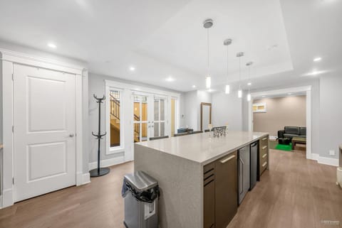 3Bed 2Bath Steam Sauna Retreat! Family friendly! Bed and Breakfast in Vancouver