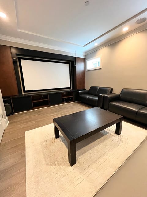 3Bed 2Bath Steam Sauna Retreat! Family friendly! Bed and Breakfast in Vancouver