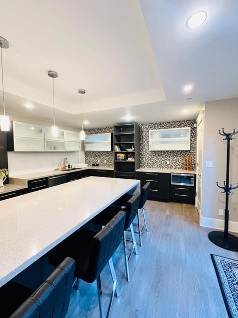 3Bed 2Bath Steam Sauna Retreat! Family friendly! Bed and Breakfast in Vancouver