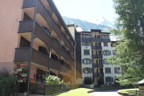 Facade/entrance, Neighbourhood