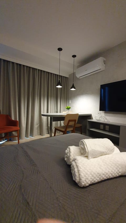 Bed, TV and multimedia, Photo of the whole room, Seating area, Bedroom, towels