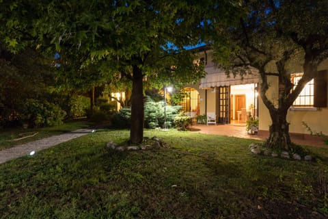 Facade/entrance, Night, Garden