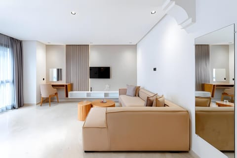 Communal lounge/ TV room, TV and multimedia, Living room, Dinner, Family