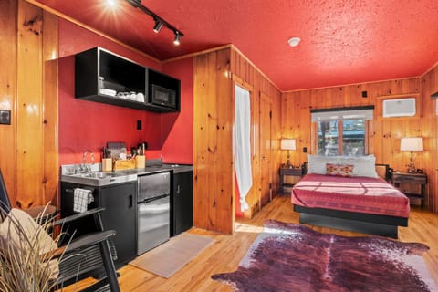 Bedroom, kitchen