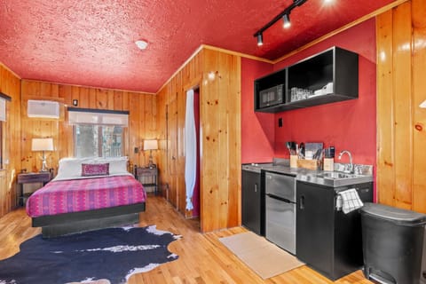 Bedroom, kitchen