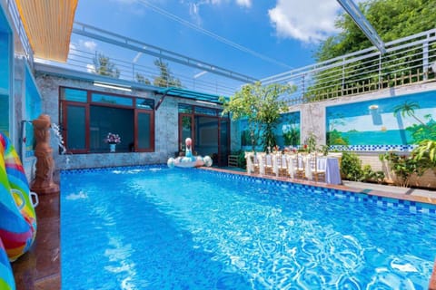 Day, Seating area, Swimming pool