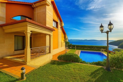 Off site, BBQ facilities, Garden, Balcony/Terrace, Beach, Swimming pool