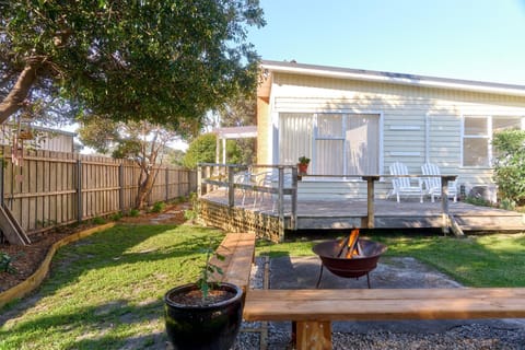 Property building, Patio, Day, Garden, Balcony/Terrace, Garden view