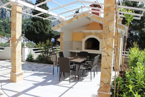 Patio, BBQ facilities