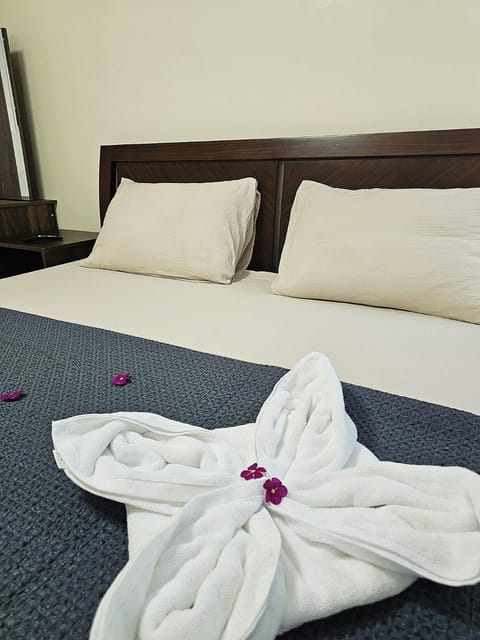 Bed, Bedroom, towels