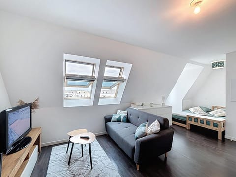 Bed, TV and multimedia, Living room, Photo of the whole room, Seating area, Bedroom