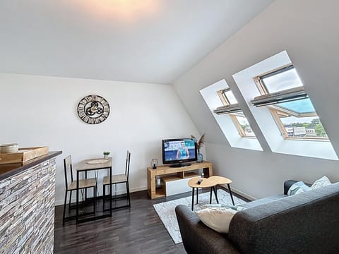 TV and multimedia, Living room, Seating area, Dining area