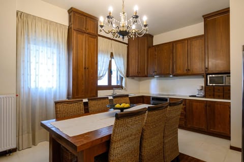 Casa Constantine Spacious Family and Friends Oasis with Pool, 10 Min from Kalamata Apartment in Messenia