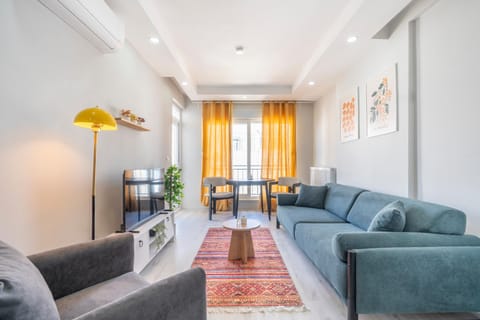 Communal lounge/ TV room, TV and multimedia, Living room, Seating area, Dining area