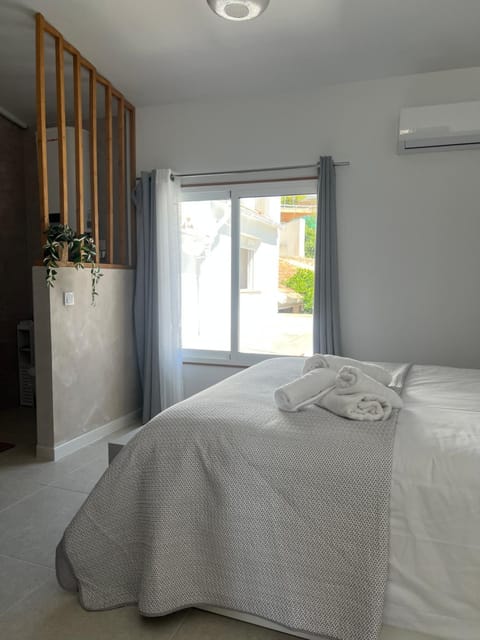 Bed, Bedroom, air conditioner