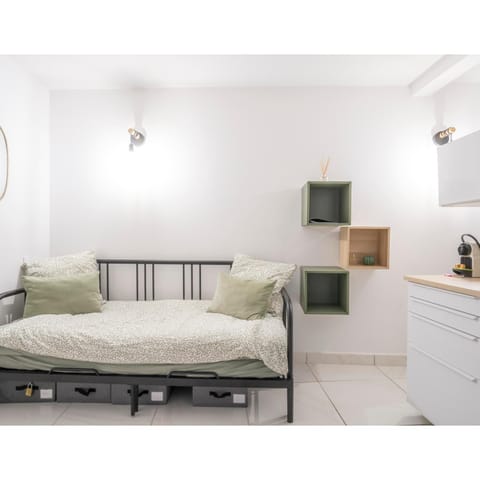 Photo of the whole room, Bedroom