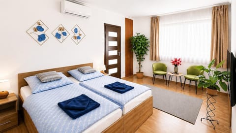 Bed, TV and multimedia, Photo of the whole room, Bedroom, internet, air conditioner