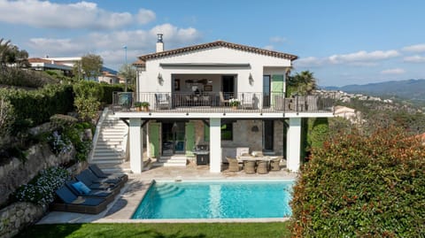 Property building, Patio, Day, Natural landscape, Garden, View (from property/room), Balcony/Terrace, Garden view, Mountain view, Pool view, Swimming pool, sunbed