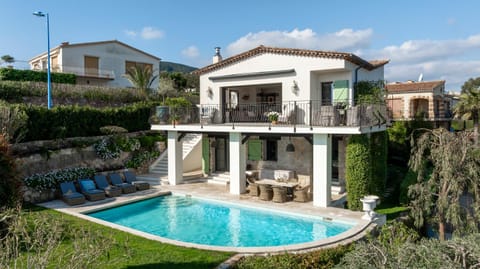 Property building, Patio, Spring, Day, Natural landscape, Garden, Garden view, Pool view, Swimming pool, sunbed