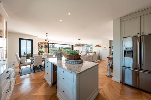 Kitchen or kitchenette, Living room, Seating area, Dining area, dishwasher, oven, stove