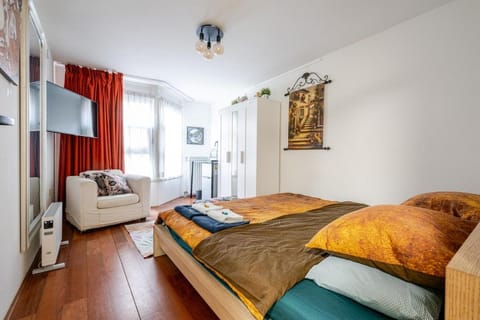 Bed, TV and multimedia, Photo of the whole room, Bedroom