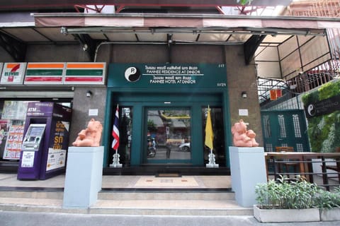 Facade/entrance