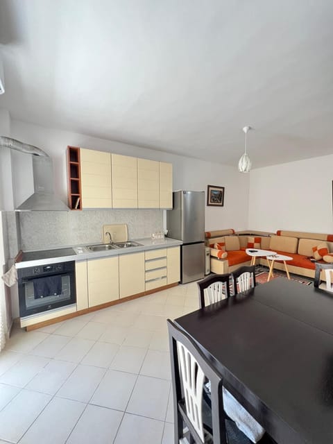 Kitchen or kitchenette, Living room, Seating area, Dining area, oven, pet friendly, stove