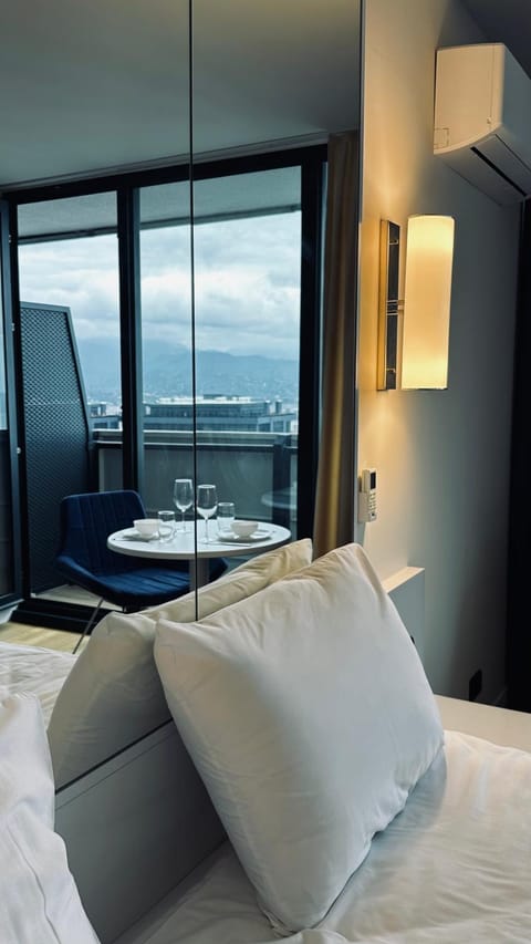 Bed, Natural landscape, TV and multimedia, Living room, Photo of the whole room, Seating area, Bedroom, Sea view