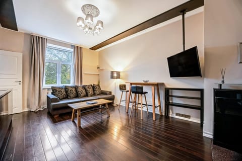 TV and multimedia, Living room, Photo of the whole room, Seating area, Dining area