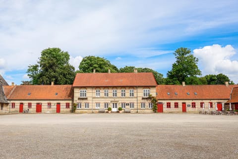 Property building, Day