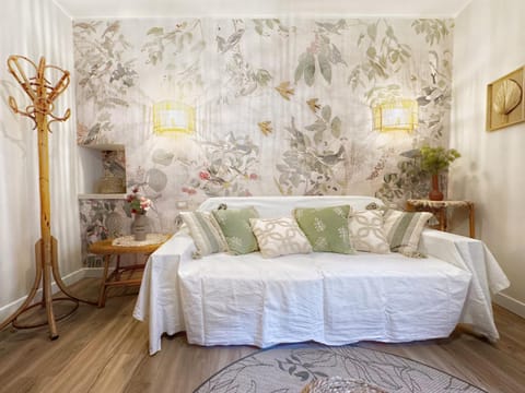 Bed, Photo of the whole room, Seating area