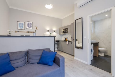 Toilet, Bathroom, Kitchen or kitchenette, Living room, Seating area