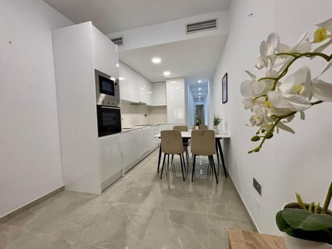 Kitchen or kitchenette, Dining area