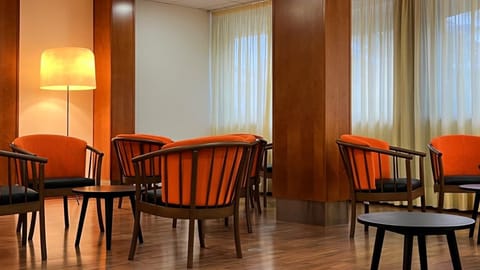 Restaurant/places to eat, Living room