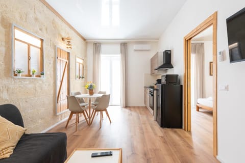 Communal lounge/ TV room, Kitchen or kitchenette, Living room, Seating area, Dining area, oven