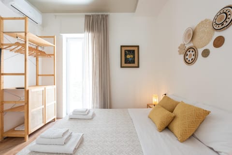 Bed, Bedroom, towels, wardrobe