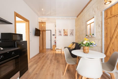 Kitchen or kitchenette, Living room, Dining area, oven, stove