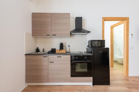 Coffee/tea facilities, Kitchen or kitchenette, oven, stove