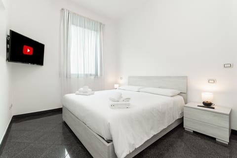 Bed, TV and multimedia, Bedroom, towels