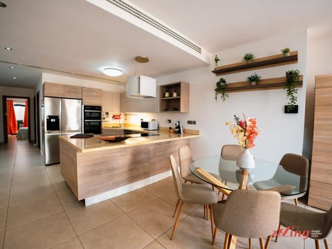 Kitchen or kitchenette, Dining area