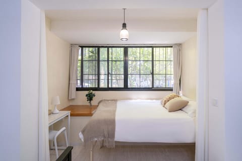 Bed, Photo of the whole room, Seating area, Bedroom
